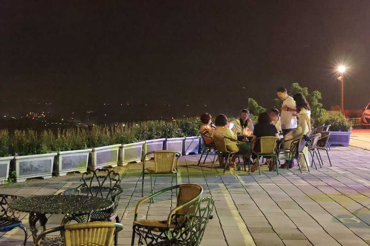 因地勢關係，乳姑山上的氣溫比龍潭市區低約2度，夏天晚上吸引許多遊客用餐賞夜景。