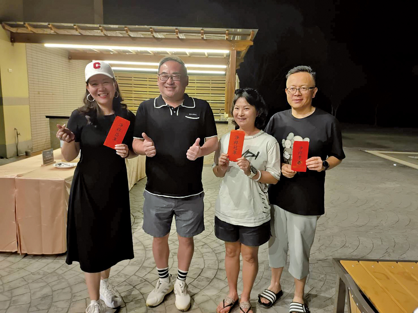 桔豐董事長徐毓豐(左2)頒發獎金給球賽績優者
