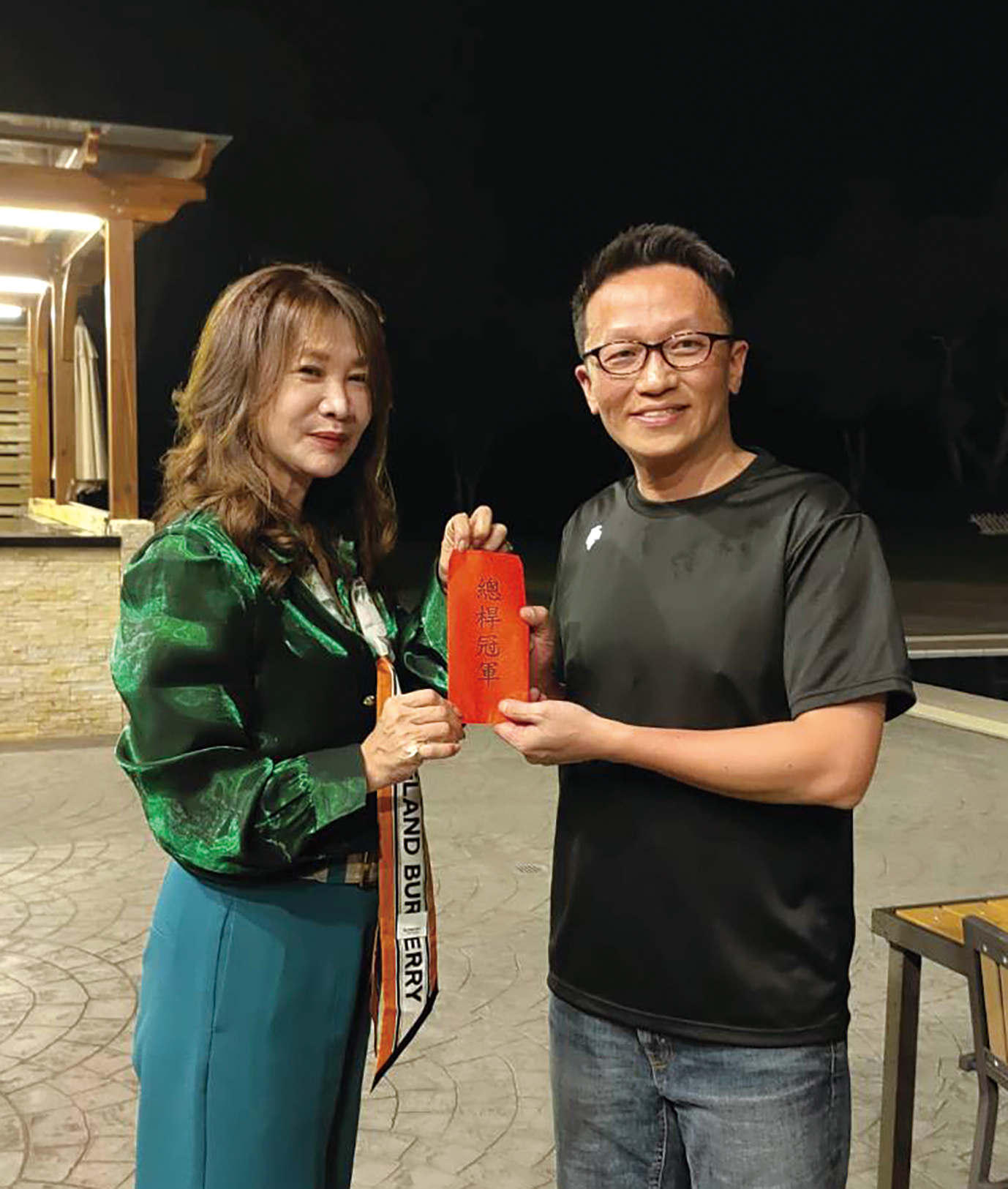 台北市旅行公會理事長駱炫宏(左)頒發總桿冠軍獎予丁平顥